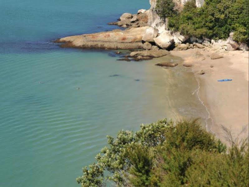 970 Lonely Bay Lodge Cooks Beach Екстериор снимка